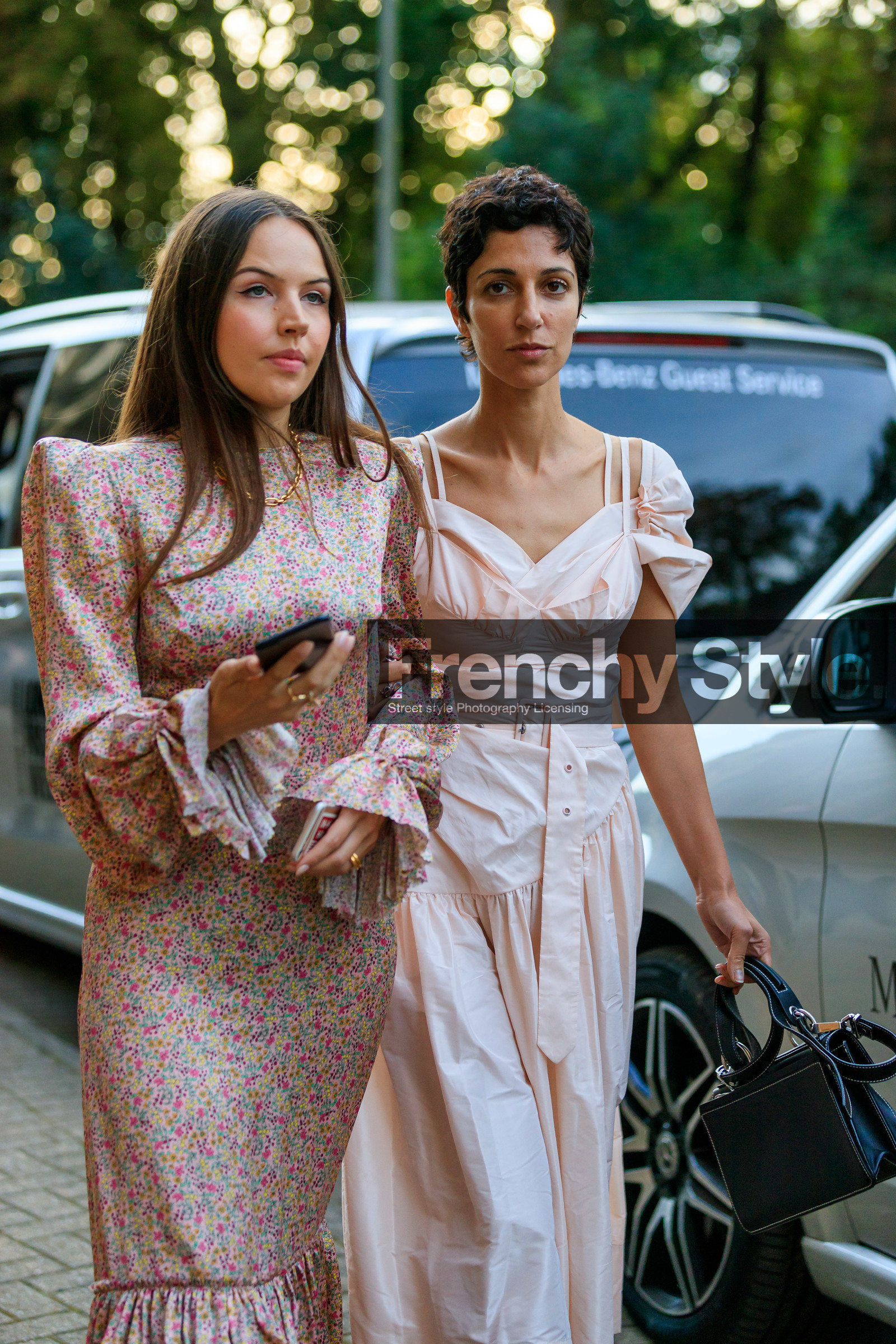 celenie laura fleur, yasmin sewell, light pink total look, floral printed dress, long sleeves dress, ruffle dress, light pink dress, long dress, drape dress, balloon sleeves, belted dress, short sleeves dress, black leather bag, hand bag, fashion week, frenchystyle, FW, jonathan paciullo, street style, vertical, detail, atmosphere details