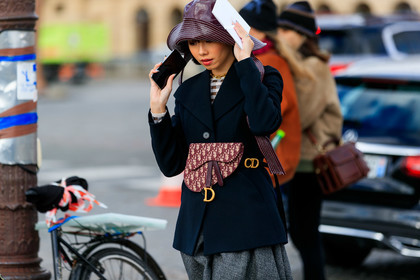 burgundy hat, striped hat, big hat, burgundy bag, burgundy belt, monogrammed bag, monogrammed belt, belted jacket, belt bag, black jacket, checked pullover, light beige pullover, burgundy leather bag, burgundy leather belt, vinyl hat, dior bag, dior jacket, fashion week, frenchystyle, FW, jonathan paciullo, street style, PFW, PARIS, AUTUMN WINTER 2020-2021, FALL WINTER 2020-2021, FW 20-21, horizontal, detail, atmosphere details