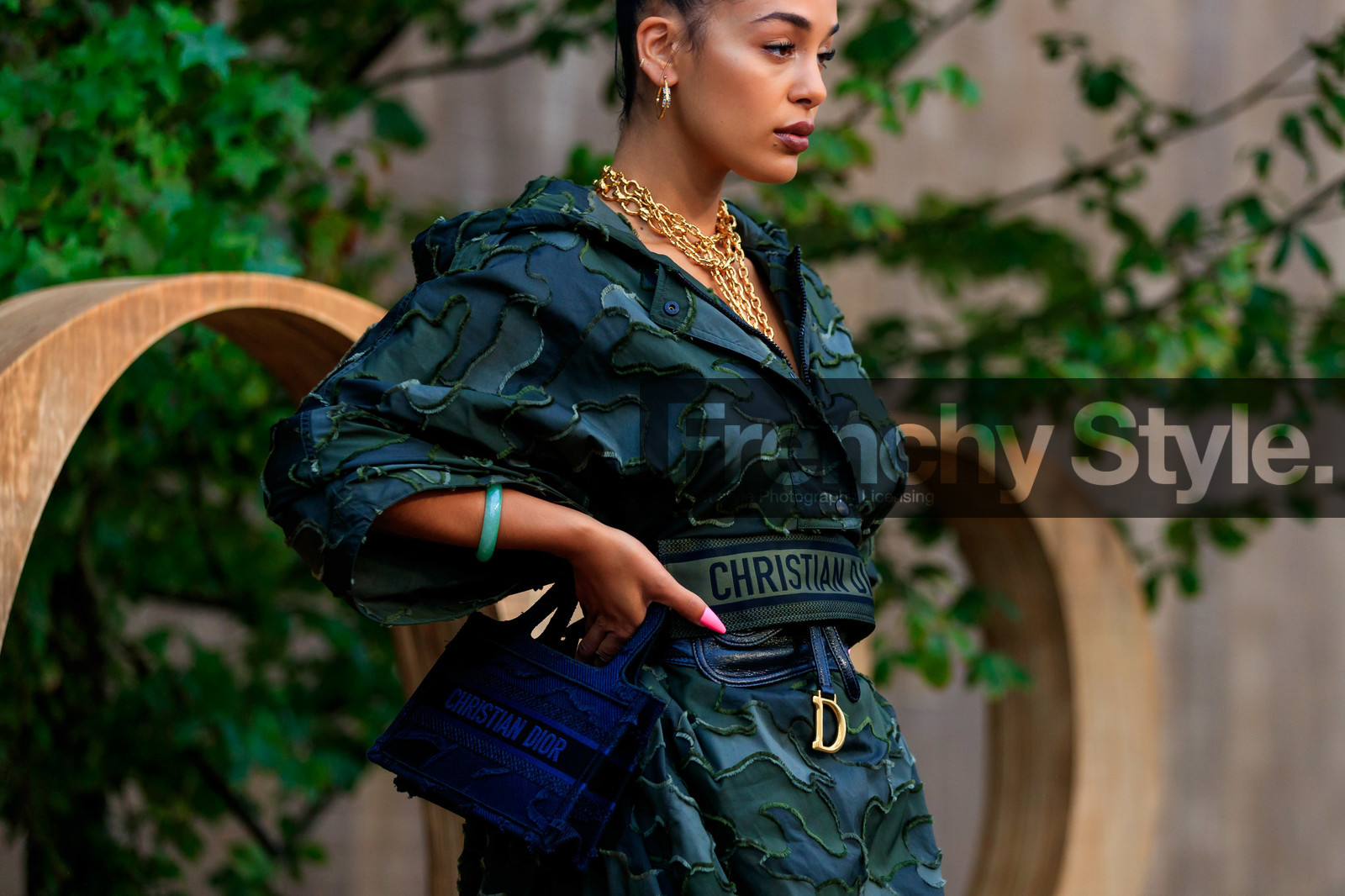 jorja smith, military look, military jacket, jacket dress, kaki jacket, kaki parka, big chain necklace, golden necklace, dior bag, dior belt, dior jacket, belted jacket, monogrammed bag, blue bag, printed bag, embroidered bag, hand bag, fashion week, frenchystyle, FW, jonathan paciullo, street style, SPRING SUMMER 2020, SS 20, PFW, PARIS, horizontal, atmosphere details, detail