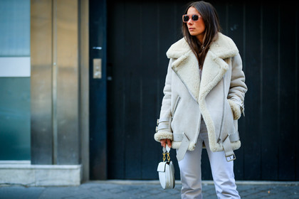 leather bag, shearling, sunglasses, tone on tone, total look white, trousers, white bag, white coat, white fur, white jacket, white pants, street style, jonathan paciullo, FW, frenchystyle, fashion week, PFW, PARIS, AUTUMN WINTER 2018-2019, FALL WINTER 2018-2019, FW 18-19, horizontal, atmosphere details, alice & j.s
