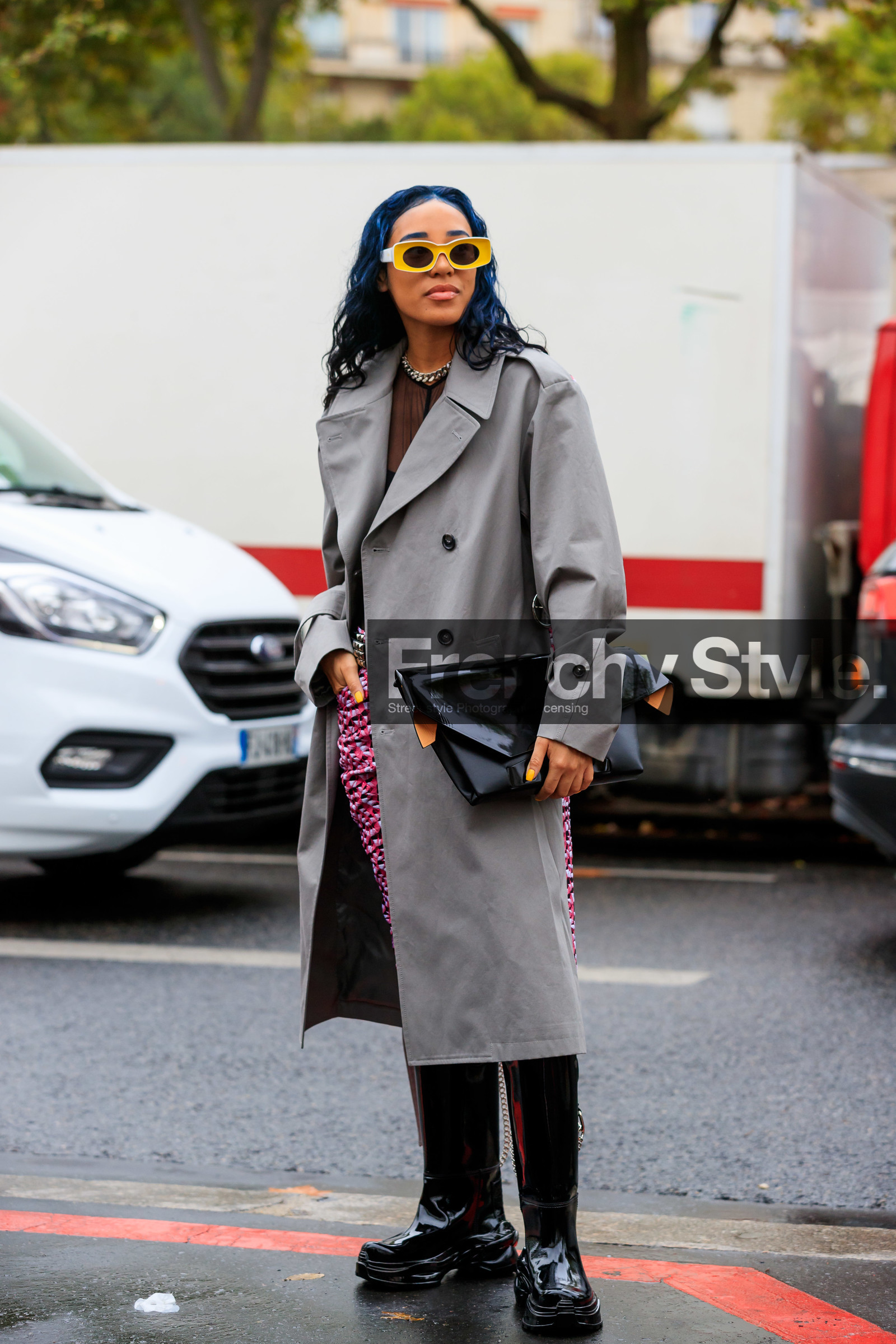 loewe sunglasses, yellow sunglasses, square shape glasses, white sunglasses, light grey trench coat, blue hair, dyed hair, margiela bag, black polish bag, black polish clutch, black polish boots, big sole boots, aleali may, fashion week, frenchystyle, FW, jonathan paciullo, street style, SPRING SUMMER 2020, SS 20, PFW, PARIS, vertical, full length