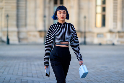 kiwi lee, louis vuitton cardigan, blue hair, strassed earrings, earring cuff, white cardigan, black cardigan, striped cardigan, cropped cardigan, zipped cardigan, high waist pants, black pants, light blue leather bag, black leather belt, fashion week, frenchystyle, FW, jonathan paciullo, street style, PFW, PARIS, horizontal, atmosphere details, detail