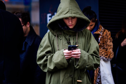 green jacket, hood, iphone, parka, street style, jonathan paciullo, FW, frenchystyle, fashion week, LFW, LONDON, AUTUMN WINTER 2018-2019, AW 18-19, FALL WINTER 2018-2019, FW 18-19, horizontal, atmosphere details, detail