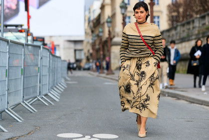 maria bernad, beige skirt, beige pullover, long skirt, striped pullover, black skirt, black pullover, floral printed skirt, dior bag, dior pullover, dior skirt, dior total look, crossbody bag, red leather bag, 30 montaigne bag, beige shoes, sling back shoes, kitten heels shoes, dior shoes, fashion week, frenchystyle, FW, jonathan paciullo, street style, PFW, PARIS, AUTUMN WINTER 2020-2021, FALL WINTER 2020-2021, FW 20-21, horizontal, full length, atmosphere details
