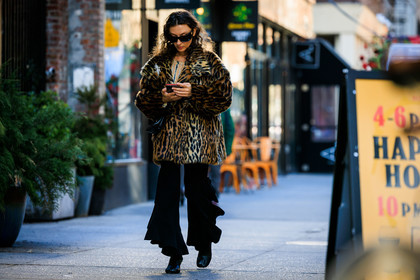 animal print leopard coat, flared black pants, black heeled bottines, black sunglasses, fashion week, frenchystyle, FW, jonathan paciullo, street style, NYFW, NEW YORK, AUTUMN WINTER 2022-2023, FALL WINTER 2022_2023, FW 22-23, atmosphere details, horizontal, full length