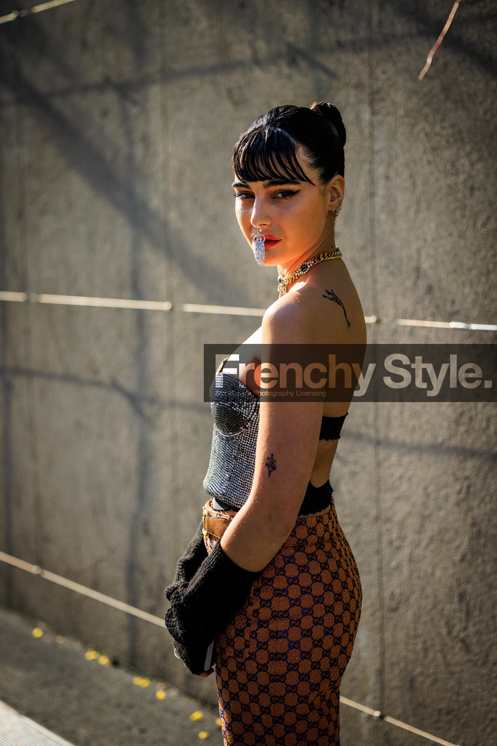 strass piercing, nose piercing, fringe hair, strass choker, eyes choker, gucci choker, silver corsert, studs corset, gucci, gucci trousers, monogram pants, belt pants, gucc, black mittens, strapless top, maria bernad, street style, jonathan paciullo, FW, frenchystyle, fashion week, MFW, MILAN, FALL WINTER 2022_2023, AUTUMN WINTER 2022-2023, FW 22-23, vertical, atmosphere details