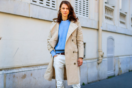 beige coat, blue sweater, denim pants, jeans, trench coat, trousers, white denim, street style, jonathan paciullo, FW, frenchystyle, fashion week, PFW, PARIS, AUTUMN WINTER 2018-2019, FALL WINTER 2018-2019, FW 18-19, horizontal, atmosphere details, model, aymeline valade
