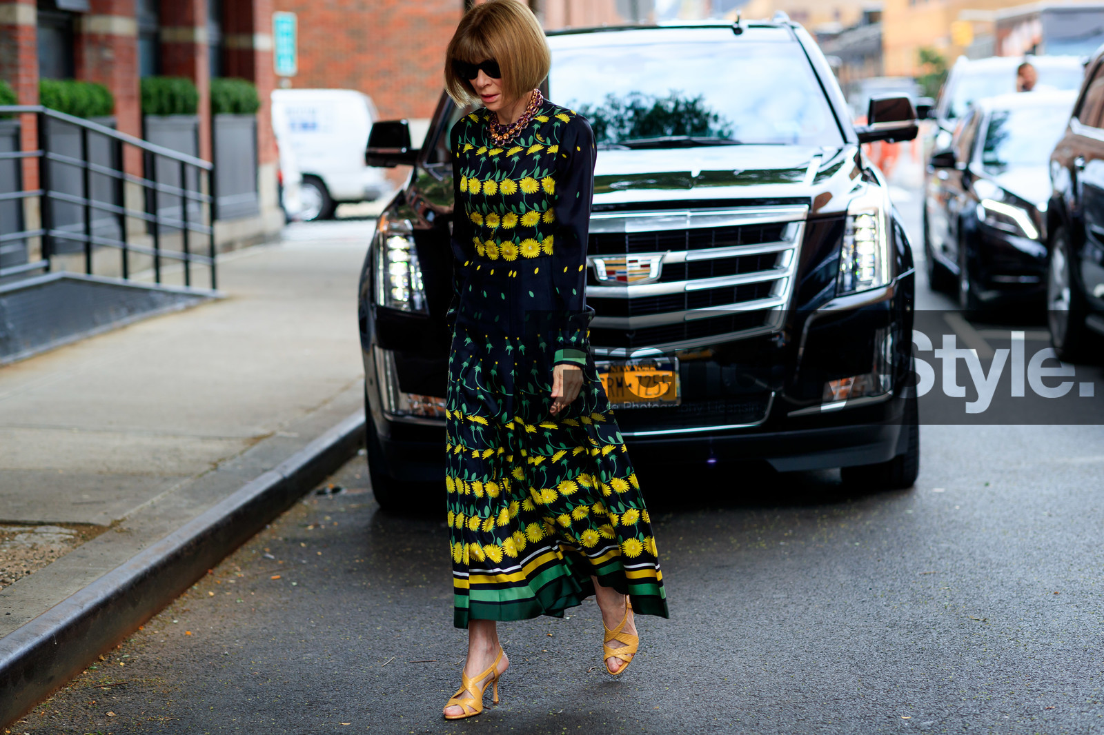 anna wintour, black dress, graphic dress, high heels, leather shoes, printed dress, sunglasses, yellow dress, yellow shoes, street style, jonathan paciullo, FW, frenchystyle, fashion week, NEW YORK, NYFW, SPRING SUMMER 2020, SS 20, horizontal, atmosphere details, full length