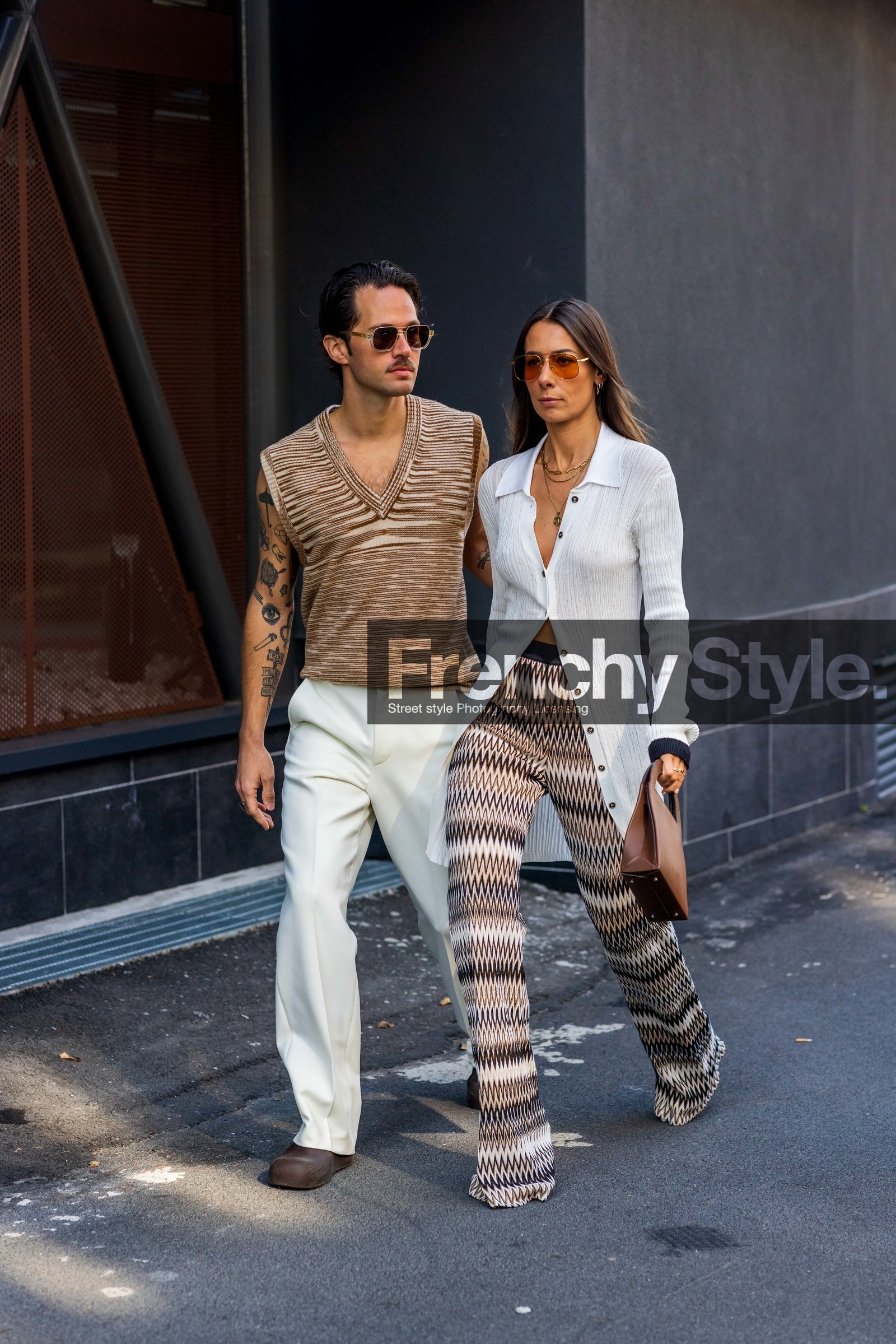 Alice Barbier, beige knit, beige pants, brown bag, brown clog, couple, duo, fluid pants, Jean-Sebastien Roques, knitted pants, leather bag, missoni look, orange sunglasses, printed pants, ribbed cardigan, sleveless knit, striped knit, sunglasses, white cardigan, white pants, v-neck knit, fashion week, frenchystyle, FW, jonathan paciullo, street style, MFW, MILAN, SPRING SUMMER 2022, SS 22, vertical, full length, menswear