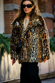 animal print leopard coat, flared black pants, black sunglasses, fashion week, frenchystyle, FW, jonathan paciullo, street style, NYFW, NEW YORK, AUTUMN WINTER 2022-2023, FALL WINTER 2022_2023, FW 22-23, vertical, atmosphere details