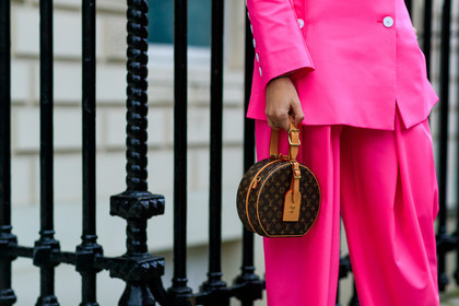blazer, brown bag, graphic bag, leather bag, louis vuitton, monogram, pink jacket, pink pants, pink suit, printed bag, trousers, street style, jonathan paciullo, FW, frenchystyle, fashion week, LFW, LONDON, AUTUMN WINTER 2018-2019, AW 18-19, FALL WINTER 2018-2019, FW 18-19, horizontal, atmosphere details, detail