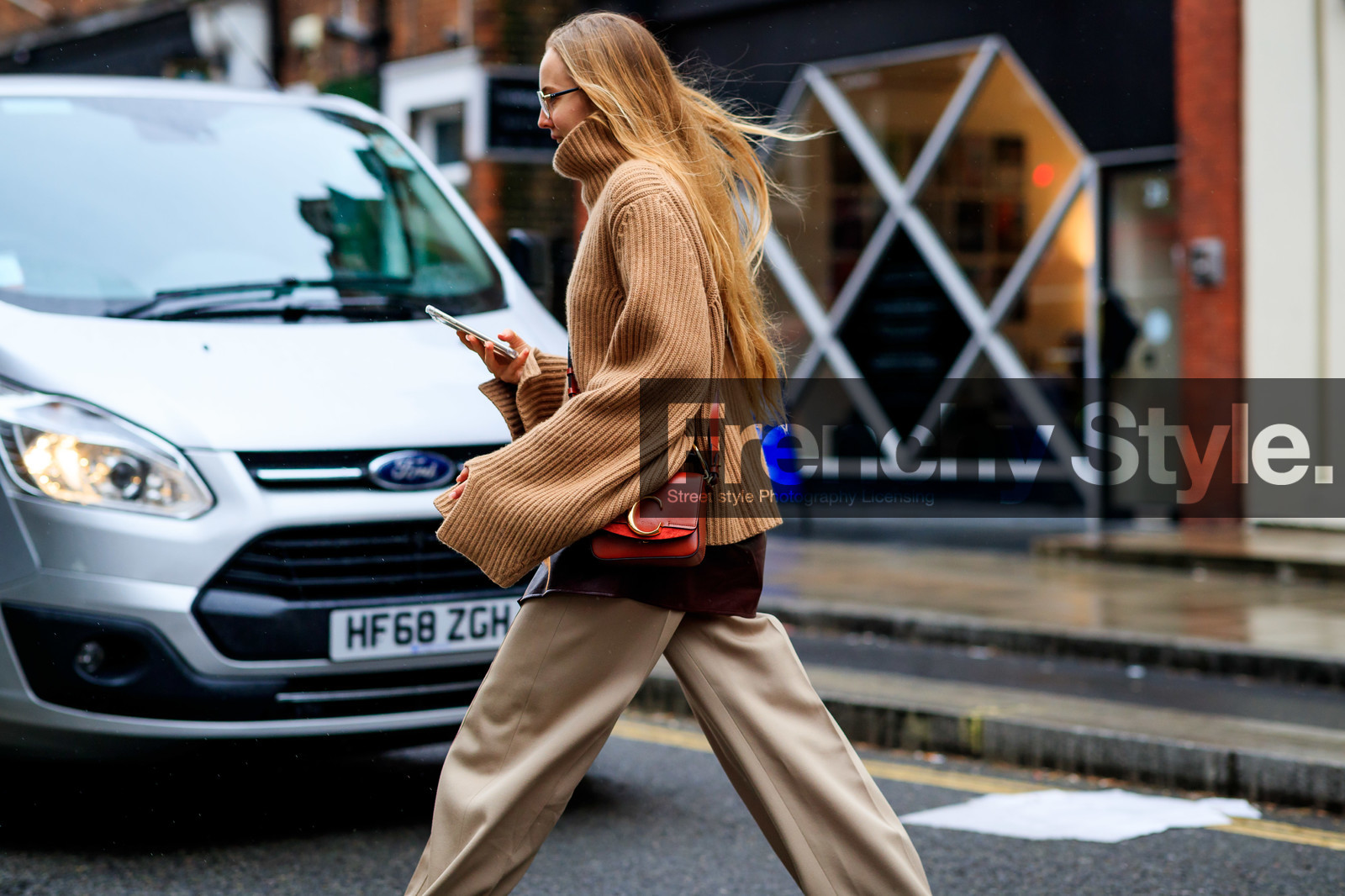 alexandra carl, beige pants, camel sweater, chloé, leather bag, red bag, trousers, LONDON, LFW, fashion week, frenchystyle, FW, jonathan paciullo, street style, AUTUMN WINTER 2019-2020, AW 19-20, FW 19-20, FALL WINTER 2019-2020, horizontal, atmosphere details, detail