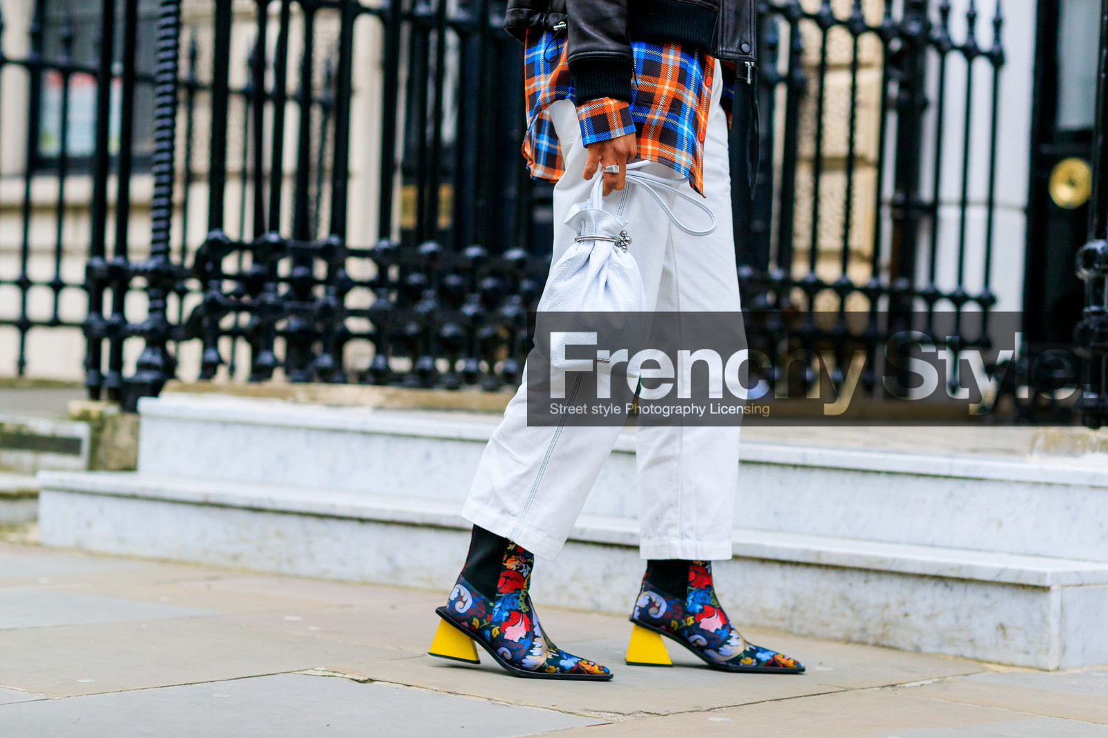 checked, checked shirt, high heels, leather bag, leather shoes, multicolor shoes, plaid, printed shoes, trousers, white bag, white pants, yellow heels, street style, jonathan paciullo, FW, frenchystyle, fashion week, LFW, LONDON, AUTUMN WINTER 2018-2019, AW 18-19, FALL WINTER 2018-2019, FW 18-19, horizontal, atmosphere details, detail, donna wallace