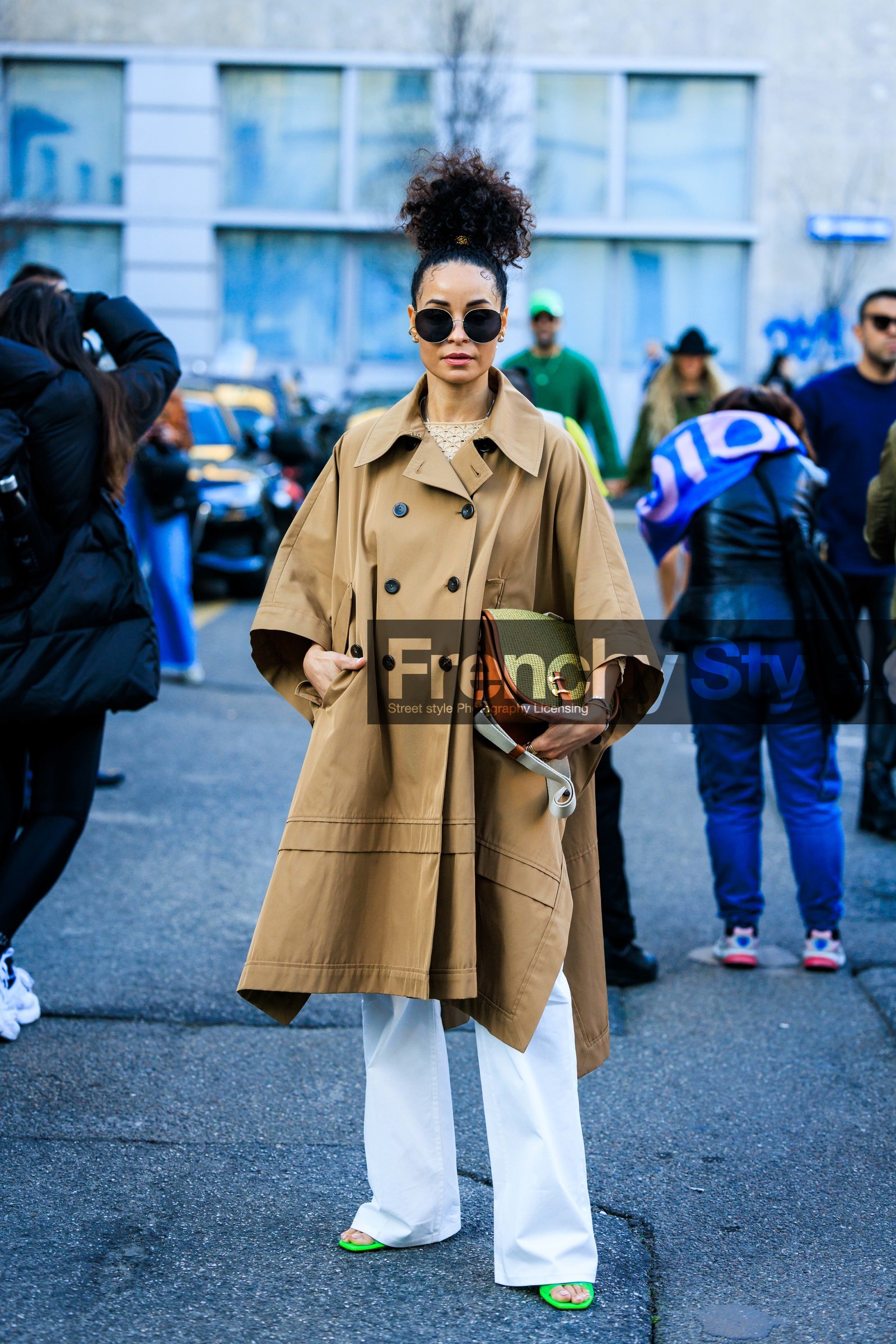 buttoned trench, black round glasses, braided pony tail, afro hair, white trousers, flared pants, green fluo sandals, asymetrical trench, green handbag, leather handbag, camel trench, knitted handbag, street style, jonathan paciullo, FW, frenchystyle, fashion week, MFW, MILAN, FALL WINTER 2022_2023, AUTUMN WINTER 2022-2023, FW 22-23, vertical, full length