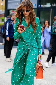 green dress, button dress, long dress, polka dots dress, long sleeves dress, knoted dress, rayban sunglasses, aviator sunglasses, orange leather bag, hand bag, fashion week, frenchystyle, FW, jonathan paciullo, street style, vertical, atmosphere details, detail, MFW, MILAN, SPRING SUMMER 2020, SS 20