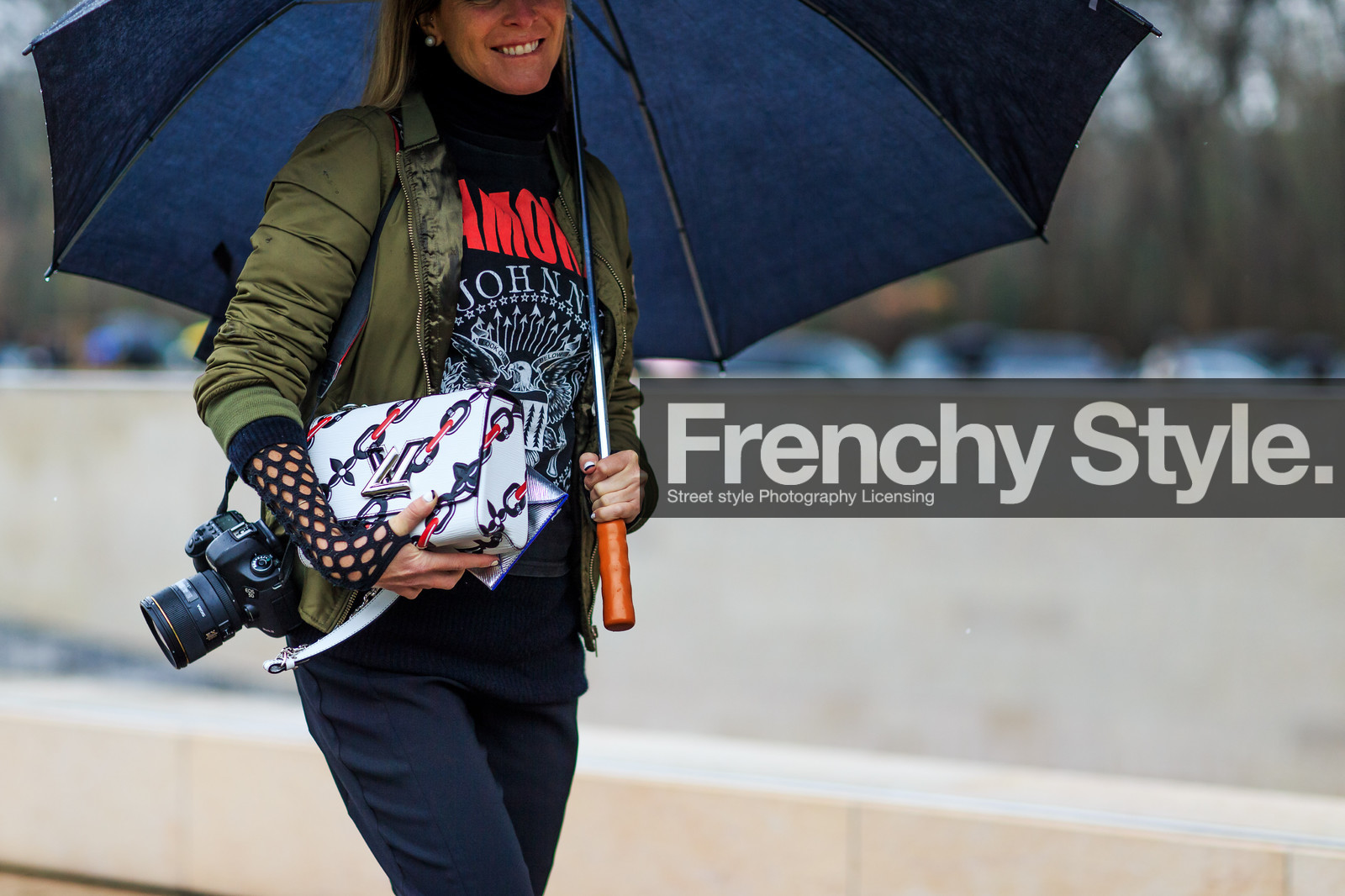 atmosphere details, AUTUMN WINTER 2016-2017, AW 16-17, black pants, black t shirt, bomber jacket, camera, detail, FALL WINTER 2016-2017, fashion week, frenchystyle, FW, FW 16-17, graphic bag, green jacket, horizontal, jonathan paciullo, kaki jacket, leather bag, louis vuitton, PARIS, PFW, printed bag, printed t shirt, street style, trousers, umbrella, white bag