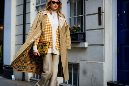 beige coat, beige pants, checked, checked sweater, floral, graphic bag, graphic jacket, leather bag, multicolor bag, over the shoulder, plaid, printed bag, printed jacket, printed sweater, sunglasses, tartan, trench coat, trousers, white cardigan, white sweater, yellow sweater, fashion week, frenchystyle, FW, jonathan paciullo, street style, LFW, LONDON, AUTUMN WINTER 2018-2019, AW 18-19, FALL WINTER 2018-2019, FW 18-19, horizontal, atmosphere details, detail, camille charriere