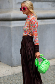 brown skirt, céline, floral, flowers, green bag, high waist, leather bag, neon, orange top, printed top, sunglasses, street style, jonathan paciullo, FW, frenchystyle, fashion week, NEW YORK, NYFW, SPRING SUMMER 2020, SS 20, vertical, detail, atmosphere details