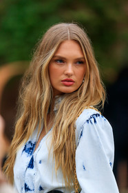 model, romee strijd, denim, denim total look, denim shirt, tie and dye dress, tie and dye shirt, tie and dye denim, light blue dress, light blue shirt, close up detail, fashion week, frenchystyle, FW, jonathan paciullo, street style, SPRING SUMMER 2020, SS 20, PFW, PARIS, vertical, atmosphere details, detail