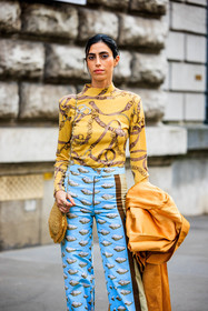 multiprint look, yellow top, blue trousers, printed trousers, printed top, golden bag, orange coat, hermes, street style, jonathan paciullo, FW, frenchystyle, fashion week, AUTUMN WINTER 2022-2023, FALL WINTER 2022_2023, FW 22-23, PARIS, PFW, vertical, detail
