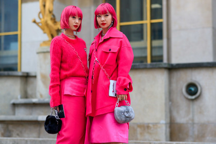 Ami and Aya Suzuki, pink skirt, long skirt, pink total look, pink pullover, pink shirt, pink hair, strassed earrings, strassed necklace, dangling earrings, mid long skirt, fur bag, light grey bag, black bag, silvered chain strap bag, hand bag, fashion week, frenchystyle, FW, jonathan paciullo, street style, SPRING SUMMER 2020, SS 20, PFW, PARIS, horizontal, atmosphere details, detail