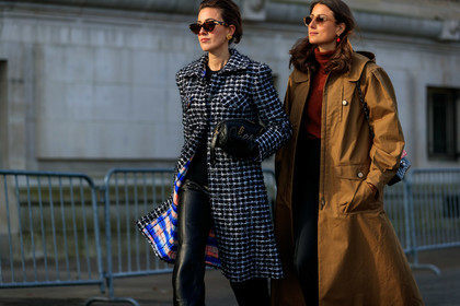 julia haghjoo, camel parka, red polish bag, black polish bag, shoulder bag, sheer sunglasses, round shape sunglasses, long parka, red pullover, red earring, golden earrings, round shape earrings, chanel coat, chanel earrings, chanel clutch, grey coat, black coat, checked coat, tweed coat, fringe coat, bottega veneta sunglasses, scale sunglasses, butterfly sunglasses, black leather clutch, black leather gloves, black leather pants, logo earrings, square shape earrings, fashion week, frenchystyle, FW, jonathan paciullo, street style, PFW, PARIS, horizontal, atmosphere details, detail