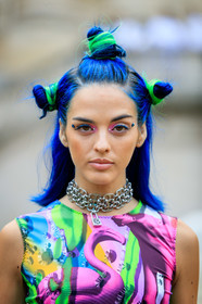 sita abellan, sleeveless dress, multicolor dress, pink dress, green dress, blue dress, blue hair, green hair, bun, silver necklace, silvered necklace, multi necklace, big chain necklace, close up detail, hair details, make up, make up details, blue eyeshadows, pink eyeshadows, strassed make up, margiela dress, fashion week, frenchystyle, FW, jonathan paciullo, street style, SPRING SUMMER 2020, SS 20, PFW, PARIS, vertical, atmosphere details, detail