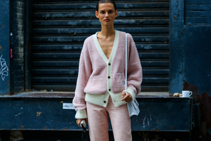 giedre dukauskaite, lacoste, leather bag, off white, pink cardigan, pink pants, trousers, white bag, street style, jonathan paciullo, FW, frenchystyle, fashion week, NEW YORK, NYFW, SPRING SUMMER 2020, SS 20, horizontal, atmosphere details, detail