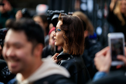 model, alexia bellini, bella hadid, close up detail, blue eyeshadows, metalic frame sunglasses, hair details, make up, make up details, fashion week, frenchystyle, FW, jonathan paciullo, street style, PFW, PARIS, horizontal, atmosphere details, detail