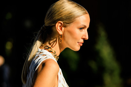 valentino, valentino golden loops, valentino golden choker, leonie hanne, fashion week, frenchystyle, FW, jonathan paciullo, street style, NYFW, NEW YORK, AUTUMN WINTER 2022-2023, FALL WINTER 2022_2023, FW 22-23, atmosphere details, horizontal