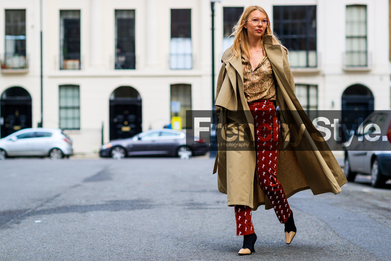 animal print, beige coat, beige shirt, black boots, chloé, graphic pants, high heels, leather bag, leather shoes, over the shoulder, printed pants, red pants, snake print, trench coat, trousers, street style, jonathan paciullo, FW, frenchystyle, fashion week, LFW, LONDON, AUTUMN WINTER 2018-2019, AW 18-19, FALL WINTER 2018-2019, FW 18-19, horizontal, atmosphere details, full length, roberta benteler