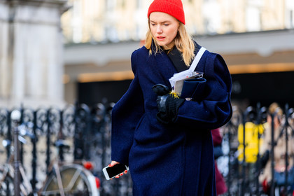 blue bag, blue coat, leather bag, red beanie, street style, jonathan paciullo, FW, frenchystyle, fashion week, PFW, PARIS, AUTUMN WINTER 2018-2019, FALL WINTER 2018-2019, FW 18-19, horizontal, atmosphere details