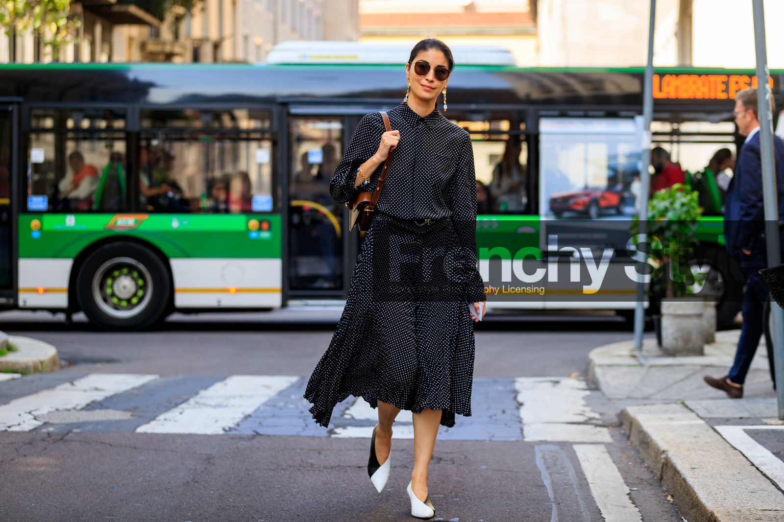 caroline issa, polka dots dress, navy blue dress, long sleeves dress, mid long dress, black and white shoes, bicolor shoes, sharp end shoes, belted dress, dangling earrings, stone earrings, blue earrings, pleated dress, fashion week, frenchystyle, FW, jonathan paciullo, street style, horizontal, atmosphere details, full length, MFW, MILAN, SPRING SUMMER 2020, SS 20