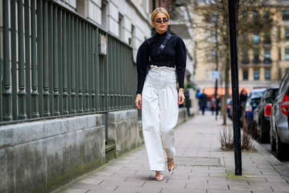 black top, fanny pack, high heels, leather shoes, sunglasses, transparent shoes, trousers, white pants, wide pants, street style, jonathan paciullo, FW, frenchystyle, fashion week, LFW, LONDON, AUTUMN WINTER 2018-2019, AW 18-19, FALL WINTER 2018-2019, FW 18-19, horizontal, atmosphere details, full length, caro daur