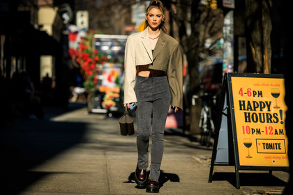 cropped cream and kaki blazer, highwaist grey jeans, burgundy doctor martens shoes, fashion week, frenchystyle, FW, jonathan paciullo, street style, NYFW, NEW YORK, AUTUMN WINTER 2022-2023, FALL WINTER 2022_2023, FW 22-23, atmosphere details, horizontal, full length