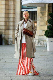 beige trench, classic trench, burgungy bag, crossbody handbag, printed scarf, white shirt, striped pants, orange pants, flared pants, platform boots, schiaparelli boots, black sunglasses, white boots, golden earrings, schiaparelli earrings, street style, jonathan paciullo, FW, frenchystyle, fashion week, AUTUMN WINTER 2022-2023, FALL WINTER 2022_2023, FW 22-23, PFW, PARIS, full length, vertical