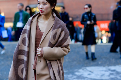 beige coat, beige scarf, camel knit, street style, jonathan paciullo, FW, frenchystyle, fashion week, LFW, LONDON, AUTUMN WINTER 2018-2019, AW 18-19, FALL WINTER 2018-2019, FW 18-19, horizontal, atmosphere details, detail