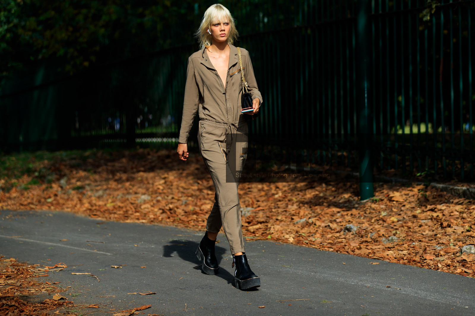 black bag, black shoes, brown jumpsuit, iphone, leather bag, leather shoes, marjan jonkman, trousers, street style, jonathan paciullo, FW, frenchystyle, fashion week, MFW, MILAN, SPRING SUMMER 2019, SS 19, atmosphere details, horizontal, full length