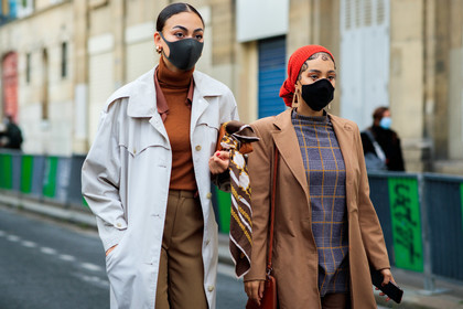 white trench coat, camel pullover, turtleneck pullover, silk shirt, beige leather sandals, brown scarf, chain printed scarf, golden earrings, hoop earrings, hair scarf, red scarf, knit scarf, dangling earrings, camel trenchcoat, grey top, checked top, red eyeliner, red eyeshadow, strassed make up, covid face mask, fashion week, frenchystyle, FW, jonathan paciullo, street style, PFW, PARIS, SPRING SUMMER 2021, SS 21, horizontal, atmosphere details, detail