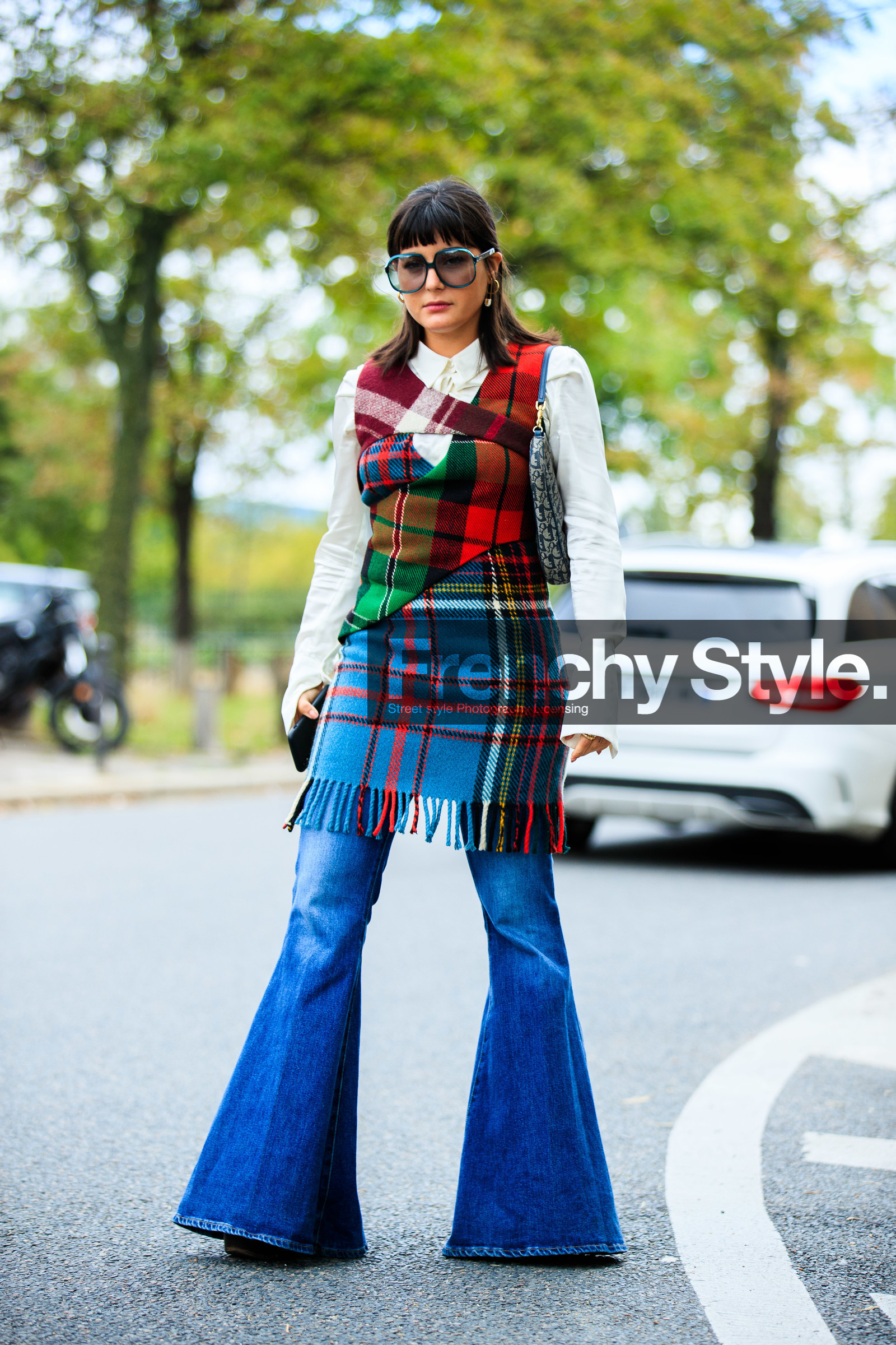 maria bernad, plaid pullover, plaid jacket, plaid top, checked jacket, checked pullover, checked top, sleeveless jacket, sleeveless pullover, sleeveless top, fringe jacket, fringe pullover, fringe top, red pullover, red jacket, red top, blue top, blue jacket, blue pullover, multicolor jacket, multicolor pullover, multicolor top, white shirt, asymetrical jacket, asymetrical pullover, asymmetrical top, layered pullover, layered top, layered jacket, denim, blue jeans, flare jeans, oversize jeans, big sunglasses, blue sunglasses, smoked sunglasses, street style, jonathan paciullo, FW, frenchystyle, fashion week, PFW, PARIS, SPRING SUMMER 2021, SS 21, vertical, full length