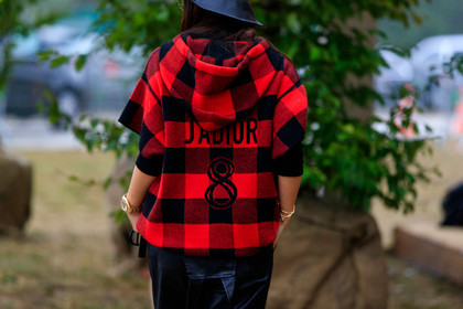 back details, checked jacket, red jacket, black jacket, hoodie, dior pullover, dior jacket, fashion week, frenchystyle, FW, jonathan paciullo, street style, SPRING SUMMER 2020, SS 20, PFW, PARIS, horizontal, atmosphere details, detail