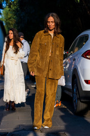 brown monochrome, Erika Boldrin, monochrome, suede jacket, suede pants, white bag, fashion week, frenchystyle, FW, jonathan paciullo, street style, MFW, MILAN, SPRING SUMMER 2022, SS 22, vertical, full length