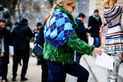 blue sweater, braids, checked, embroidered jacket, graphic jacket, green fur, green jacket, over the shoulder, plaid, printed jacket, sunglasses, tartan, trousers, street style, jonathan paciullo, FW, frenchystyle, fashion week, PFW, PARIS, AUTUMN WINTER 2018-2019, FALL WINTER 2018-2019, FW 18-19, horizontal, atmosphere details, chloe king