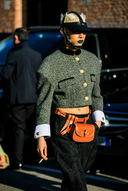 equestrian hat, gucci belt bag, bamboo belt bag, brown belt bag, short jacket, wool buttoned jacke, black tweed jacket, black hat, equestrian look, black trousers, dark green lips, gucci look, jazzelle, street style, jonathan paciullo, FW, frenchystyle, fashion week, MFW, MILAN, FALL WINTER 2022_2023, AUTUMN WINTER 2022-2023, FW 22-23, vertical, atmosphere details
