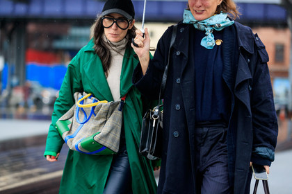 black cap, black coat, blue scarf, checked bag, graphic bag, green coat, leather bag, multicolor bag, navy pants, navy sweater, printed bag, sunglasses, trench coat, trousers, street style, jonathan paciullo, FW, frenchystyle, fashion week, NYFW, NEW YORK, AUTUMN WINTER 2018-2019, AW 18-19, FALL WINTER 2018-2019, FW 18-19, atmosphere details, horizontal, detail, Véronique Tristram