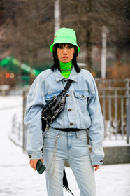 black bag, blue denim, bucket hat, chains, denim jacket, denim pants, fanny pack, green hat, green sweater, jeans, leather bag, model, prada, trousers, turtleneck sweater, street style, jonathan paciullo, frenchystyle, NYFW, NEW YORK, AUTUMN WINTER 2019-2020, AW 19-20, FALL WINTER 2019-2020, FW 19-20, fashion week, FW, vertical, atmosphere details, detail