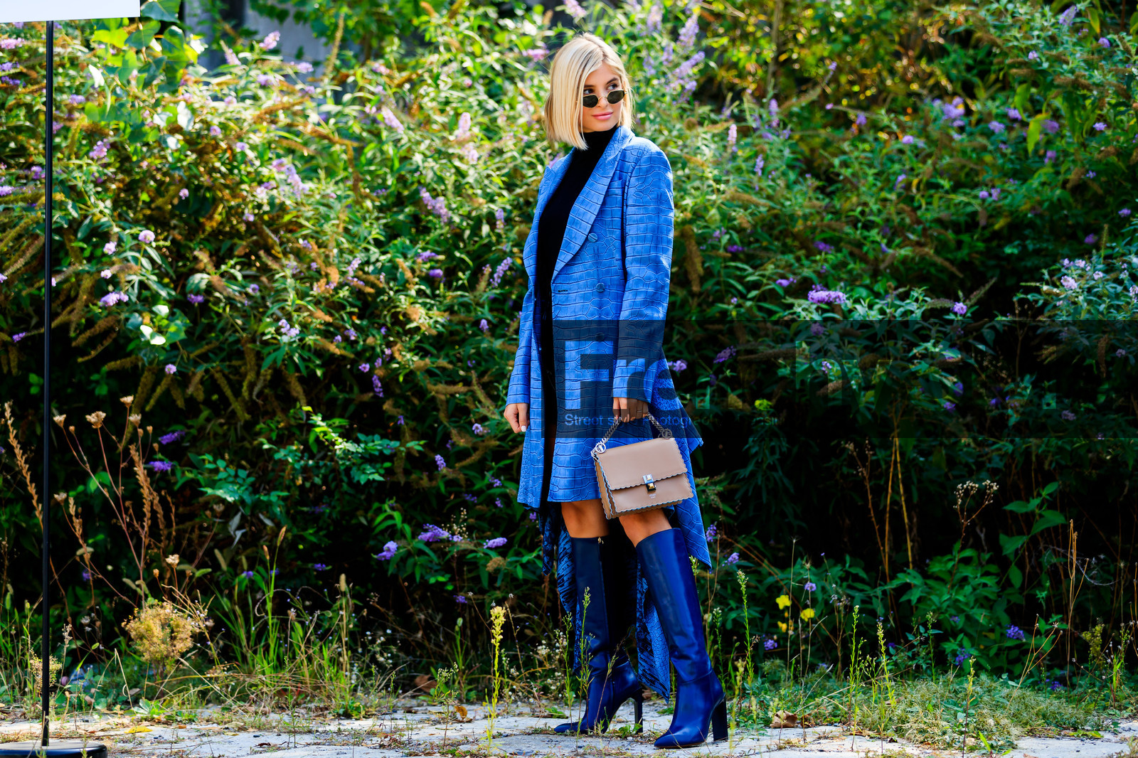 beige bag, black turtleneck, blue boots, blue coat, fendi, high boots, high heels, leather bag, leather coat, leather shoes, sunglasses, street style, jonathan paciullo, FW, frenchystyle, fashion week, MFW, MILAN, SPRING SUMMER 2019, SS 19, atmosphere details, horizontal, full length
