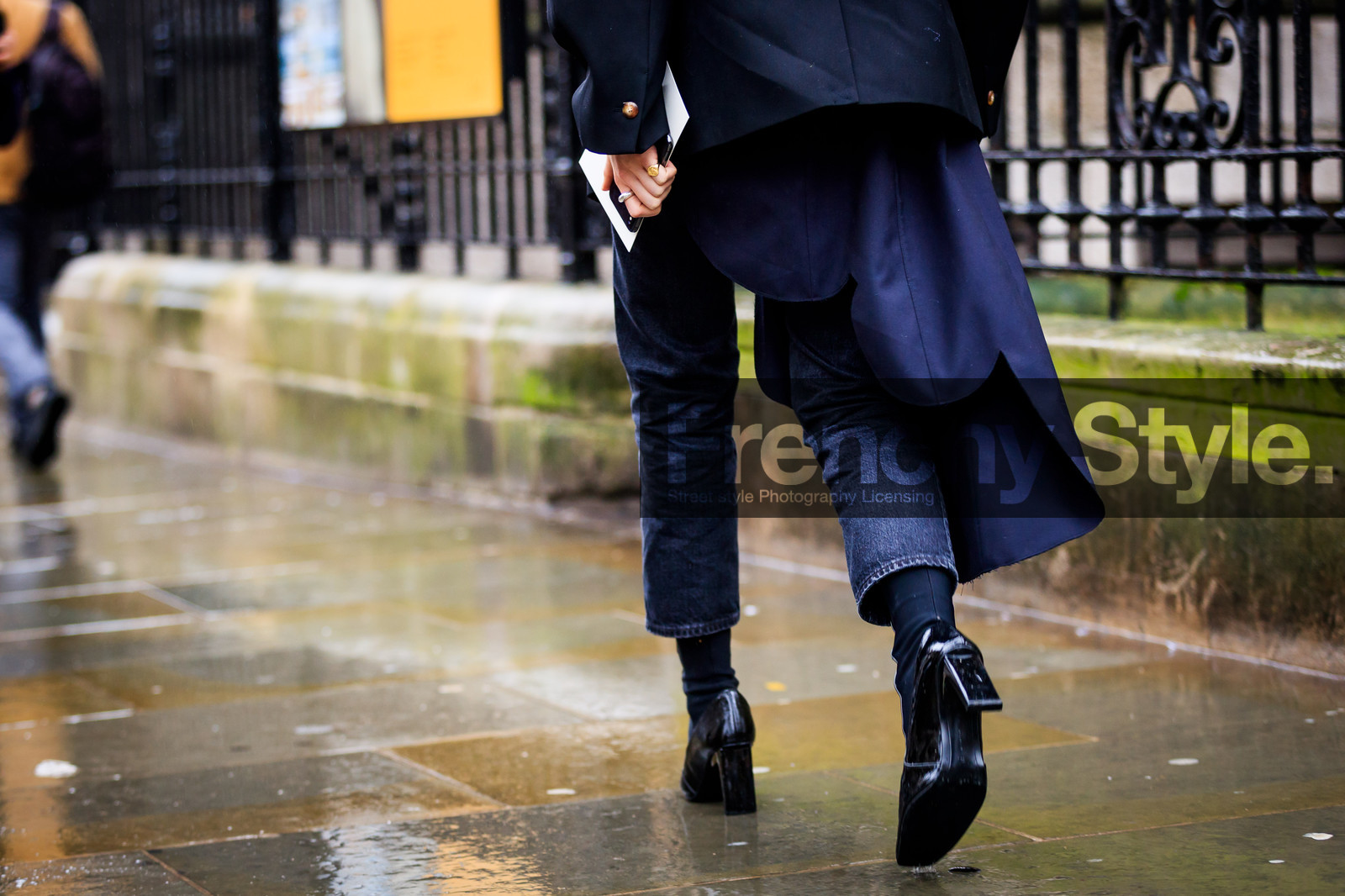 black denim, black jacket, black shirt, black shoes, denim pants, high heels, jeans, leather shoes, trousers, street style, jonathan paciullo, FW, frenchystyle, fashion week, LFW, LONDON, AUTUMN WINTER 2018-2019, AW 18-19, FALL WINTER 2018-2019, FW 18-19, horizontal, atmosphere details, detail, flora macdonald johnston