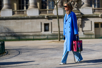 balenciaga, blue pants, graphic bag, leather bag, leather shoes, pink bag, printed bag, sunglasses, trousers, white shoes, street style, jonathan paciullo, FW, frenchystyle, fashion week, PFW, PARIS, AUTUMN WINTER 2018-2019, FALL WINTER 2018-2019, FW 18-19, horizontal, atmosphere details, full length, Charlotte Groeneveld