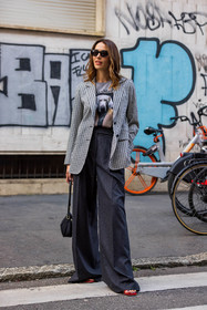 blazer, grey blazer, grey pants, high waist pants, large pants, long pants, maxmara look, print, printed blazer, printed t-shirt, sunglasses, tartan blazer, fashion week, frenchystyle, FW, jonathan paciullo, street style, MFW, MILAN, SPRING SUMMER 2022, SS 22, vertical, full length